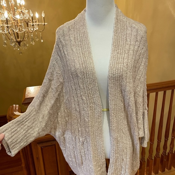 Barefoot Dreams  CozyChic Lite Cable Shrug Sweater in  Faded Rose/Pearl Sz M - Picture 3 of 9